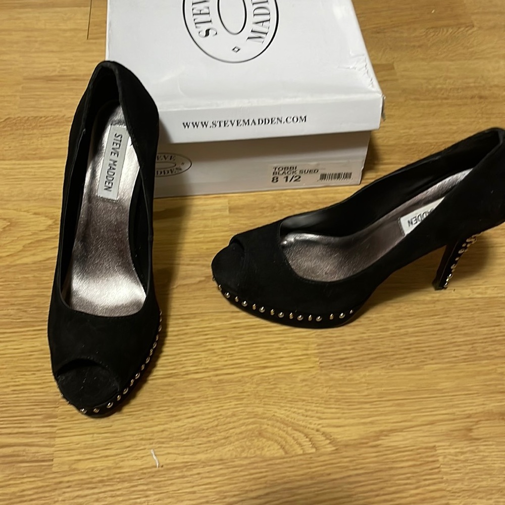 STEVE MADDEN Tobbi Black Suede Heels!